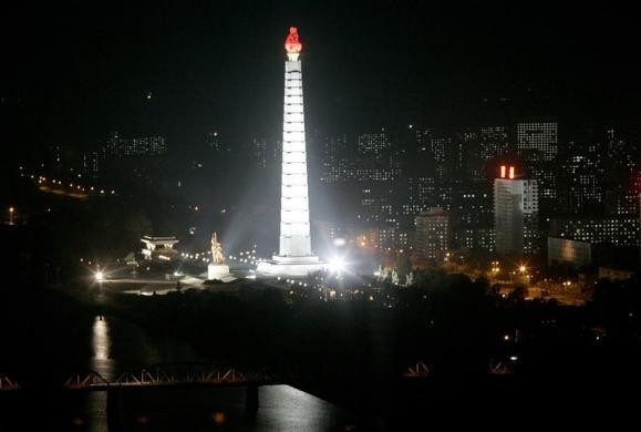 Tòa tháp Tư tưởng Juche ở Bình Nhưỡng được nhìn từ trên cao ngày 26/10/2008.
