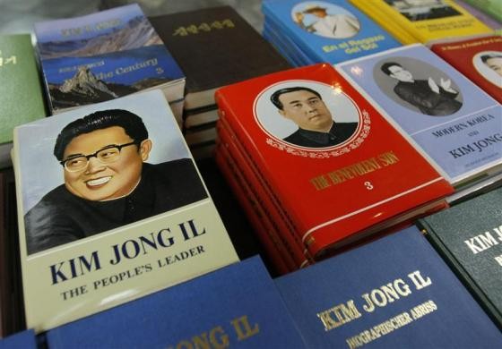 Những cuốn sách viết về nhà lãnh đạo Kim Jong-il và cha, cựu chủ tịch Kim Il-sung, được bày bán cho khách du lịch tại khách sạn ở Bình Nhưỡng ngày 24/10/2008.