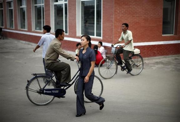 Một cô gái đi bộ tại trung tâm thành phố Rason, bắc Bình Nhưỡng ngày 29/8/2011.