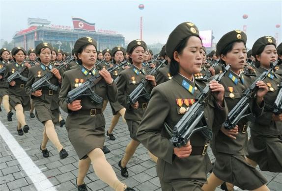 Nữ quân nhân Triều Tiên tham gia diễu binh kỷ niệm 65 năm ngày thành lập Đảng Công nhân Triều Tiên tại Bình Nhưỡng ngày 10/10/2011.