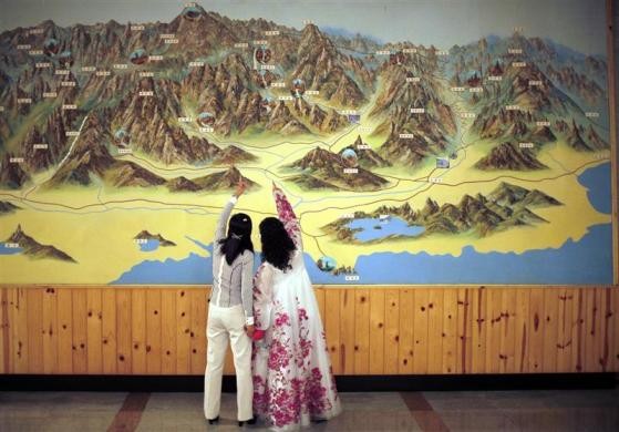 Hai phụ nữ Triều Tiên đang xem bản đồ treo trên tường tại khu nghỉ dưỡng Kumgang ở tỉnh Kumgang ngày 1/9/2011.