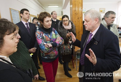 Ứng viên Sergey Mironov nói chuyện với các phóng viên sau khi bỏ phiếu