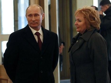 Ứng viên Tổng thống tiềm năng nhất, Thủ tướng Vladimir Putin cùng phu nhân Lyudmila đã chính thức bỏ lá phiếu của mình tại điểm bầu cử số 2079 ở trung tâm thủ đô Moscow.