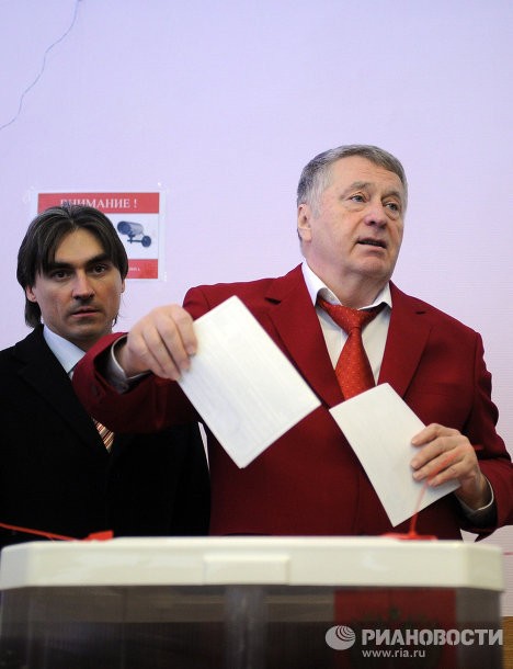 Ứng viên Vladimir Zhirinovsky thực hiện quyền công dân tại điểm bầu cử số 2589 ở phía Tây thủ đô Moscow.