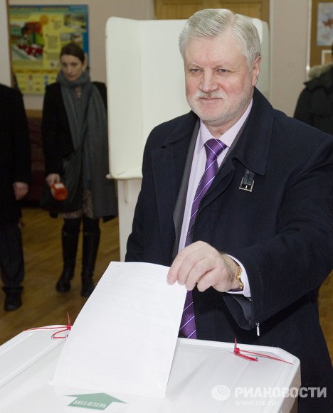 Ông Sergey Mironov bỏ phiếu bầu của mình