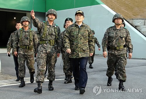Bộ trưởng Quốc phòng Hàn Quốc thăm một đơn vị tên lửa ngày 8/3. Ảnh Yonhap