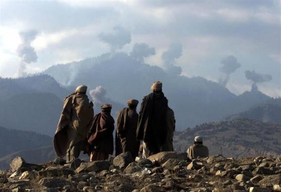 Các tay súng Taliban xem vụ nổ do máy bay Mỹ ném bom tại vùng núi Tora Bora ngày 16/12/2001.