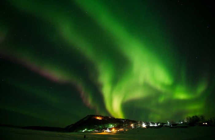 Cực quang tuyệt đẹp xuất hiện trên bầu trời làng Yukon River ở Ruby, Alaska ngày 9/3.