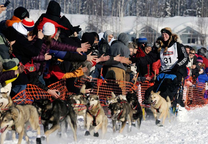 Kristy Berington chào đón người hâm mộ trên đường đua tại Willow, Alaska ngày 4/3.