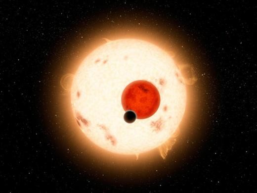 Hành tinh Kepler-16b và hai ngôi sao của nó. Hành tinh này rất lạnh và không khí của nó được cho là không phù hợp với sự sống. Hai ngôi sao của nó có kích cỡ chênh lệch khá lớn, một ngôi sao lùn K bằng khoảng 69% khối lượng Mặt trời của chúng ta và ngôi sao lùn màu đỏ chỉ bằng 20% so với Mặt trời của Trái Đất.