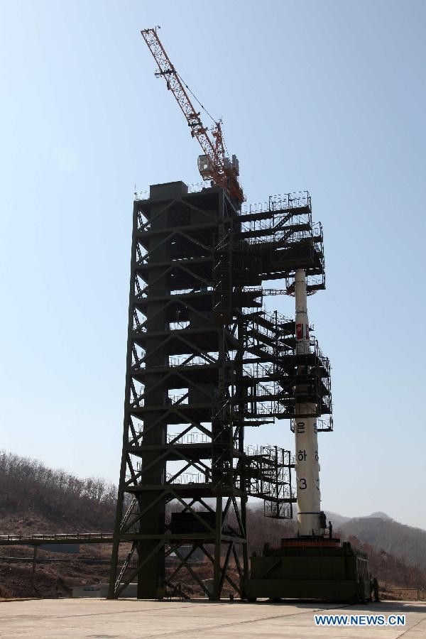 Tên lửa Unha-3 mang vệ tinh viễn thông Kwangmyongsong-3 của Triều Tiên đã được đặt lên bệ phóng.