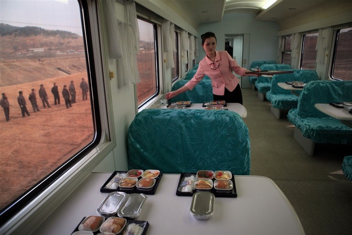 Nhân viên ngành đường sắt Triều Tiên chuẩn bị bữa ăn cho các nhà báo trên con tàu chở họ tới thăm quan bệ phóng tên lửa.