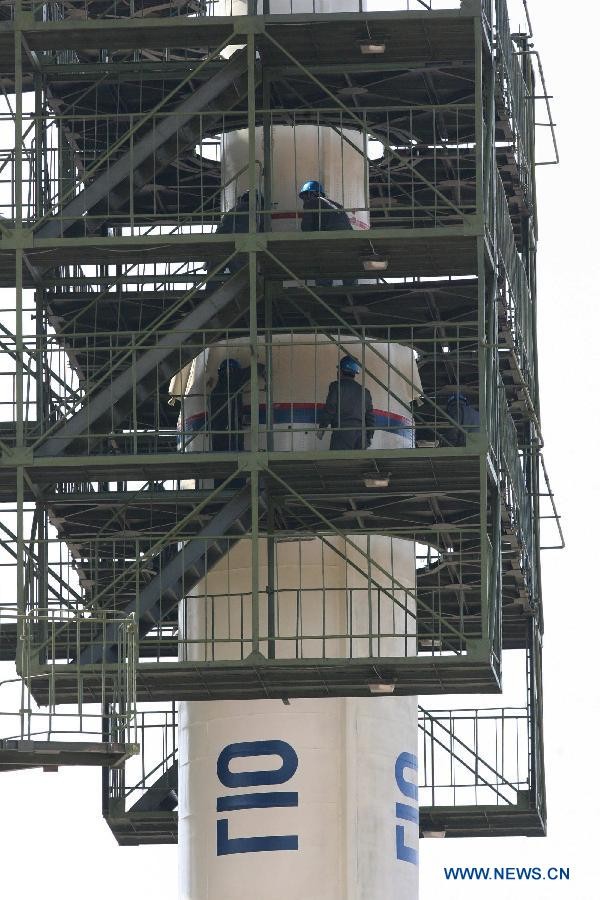 Công nhân Triều Tiên làm việc tại bệ phóng tên lửa Unha-3.