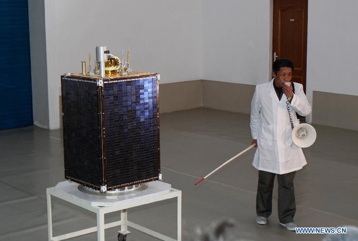 Kỹ sư Triều Tiên giới thiệu về vệ tinh Kwangmyongsong-3 cho các phóng viên quốc tế.