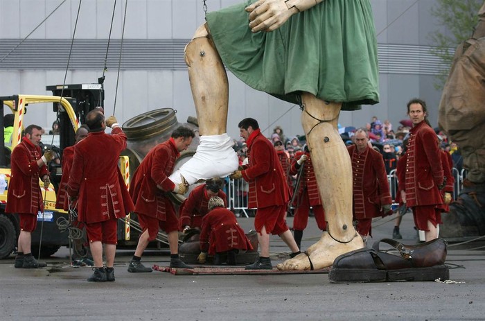 Một con rối khổng lồ chuẩn bị được tham gia diễu hành trên đường phố Liverpool, Anh ngày 22/4.