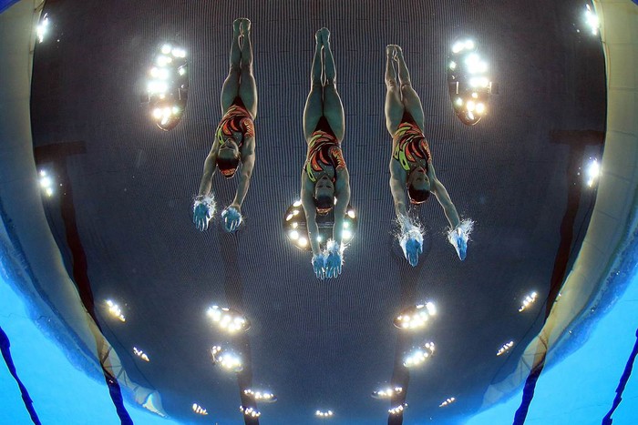 Một đội bơi nữ của Mỹ tham gia tranh tài tại giải Olympic ở trung tâm bơi lội London, Anh ngày 21/4.