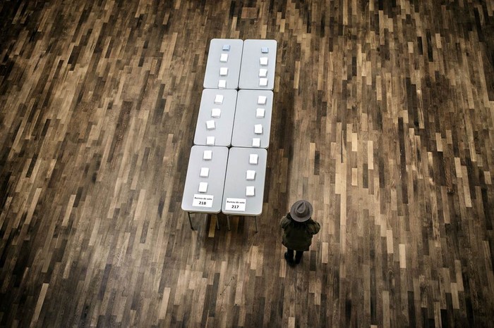 Người đàn ông đứng cạnh những chiếc bàn xếp ngay ngắn tại điểm bỏ phiếu ở Lyon, Pháp ngày 22/4 trong vòng một của cuộc bầu cử Tổng thống 2012.