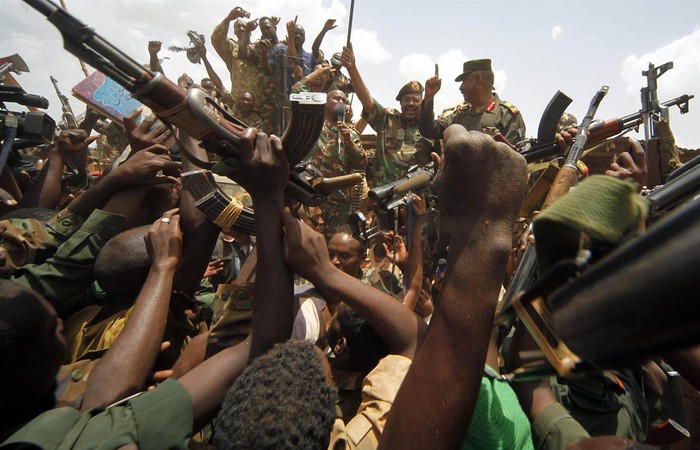 Tổng thống Sudan Omar al-Bashir bị bao vây bởi các binh sĩ đang hò reo vui mừng sau khi ông tuyên bố sẽ không đàm phán với quân nổi dậy Nam Sudan sau khi chiếm lại vùng Heglig ngày 23/4.