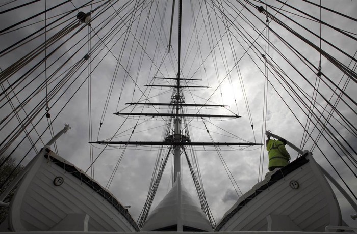 Thợ đóng tàu Kevin Finch đang làm việc trên thuyền buồm Cutty Sark tại Greenwich, đông nam London ngày 24/4 - một ngày trước khi nó mở cửa đón Nữ hoàng Elizabeth tới thăm. Đây là chiếc thuyền buồm chở trà duy nhất còn lại trên thế giới. Nó từng bị cháy năm 2006 nhưng sau đó đã được phục hồi.