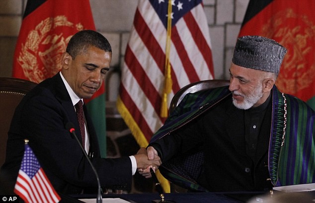 Ông Obama và ông Karzai bắt tay sau khi ký kết thỏa thuận, trong đó vạch ra cách thức nước Mỹ sẽ tham gia hỗ trợ chính phủ Afghanistan trong quá trình xây dựng hệ thống an ninh, phát triển kinh tế và điều hành đất nước.