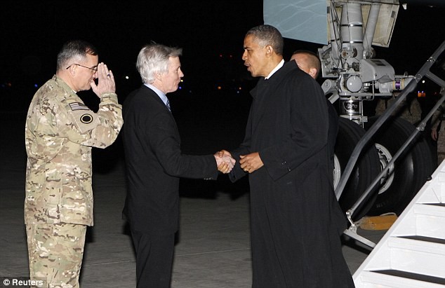 Tổng thống Obama bắt tay Đại sứ Hoa Kỳ tại Afghanistan Ryan Crocker khi đến thăm căn cứ không quân Bagram tại Kabul, Afghanistan.