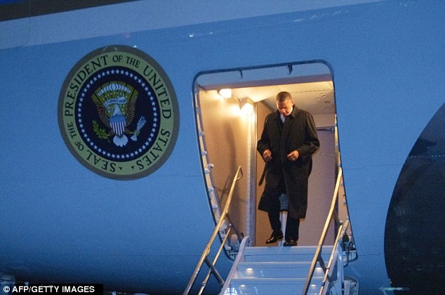 Sau khi thăm căn cứ không quân, ông Obama lên trực thăng tới Kabul ký kết thỏa thuận với Tổng thống Karzai