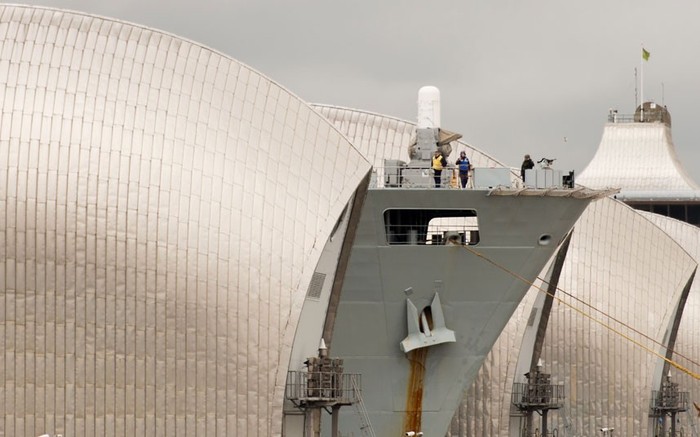 Tàu HMS Ocean trên sông Thames