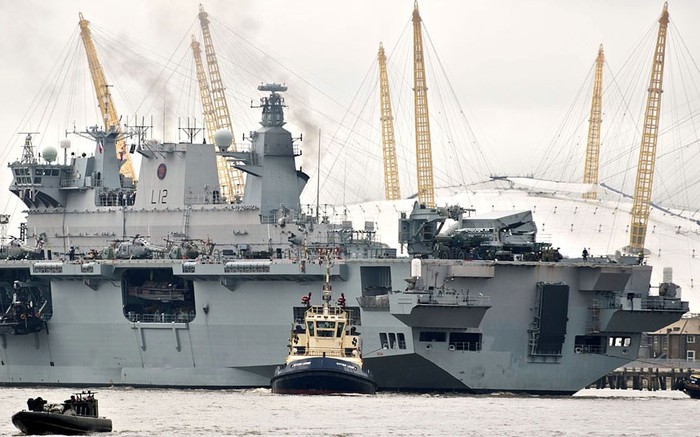 Tàu HMS Ocean đi qua sân vận động O2 Arena