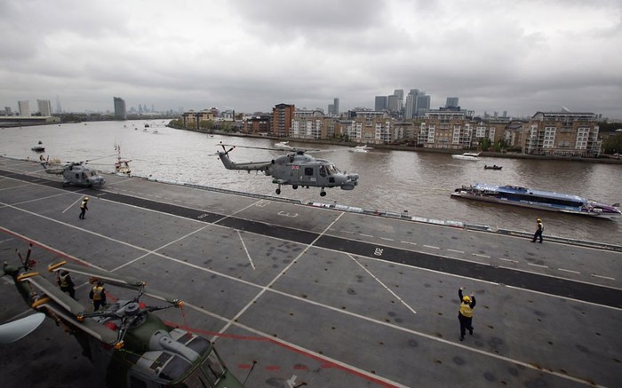 Trực thăng trên boong tàu HMS Ocean.