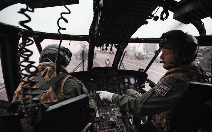 Phi công lái trực thăng Sea King chuẩn bị đáp xuống tàu HMS Ocean