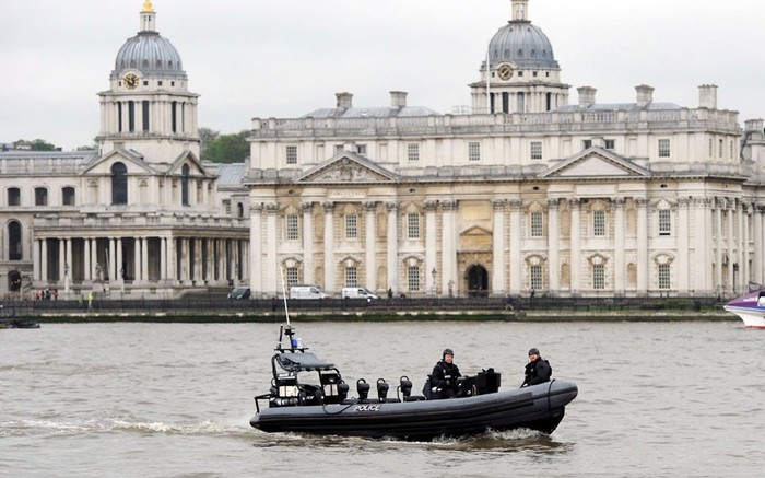 Cảnh sát tuần tra đi qua Bệnh viện Hoàng gia ở Greenwich