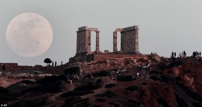 Siêu mặt trăng trên đền thờ Poseidon ở Cape Sounion, phía đông nam của Athens, Hy Lạp