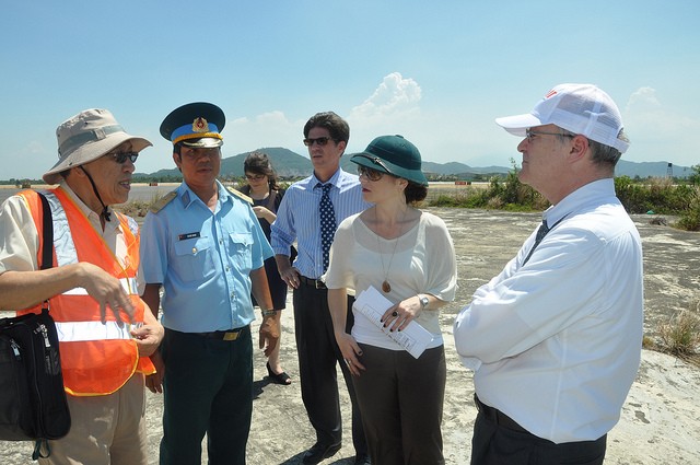 Ông Donald Steinberg tại sân bay Đà Nẵng. Ảnh USAID Việt Nam