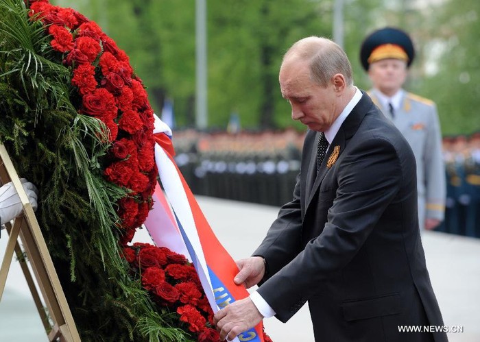 Tân Tổng thống Putin cùng đoàn đại biểu tới dâng hoa tưởng niệm các anh hùng liệt sĩ vô danh tại đài tưởng niệm Ngọn lửa vĩnh cửu.