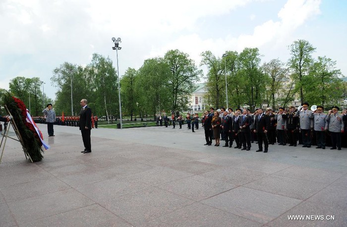 Tân Tổng thống Putin cùng đoàn đại biểu tới dâng hoa tưởng niệm các anh hùng liệt sĩ vô danh tại đài tưởng niệm Ngọn lửa vĩnh cửu.
