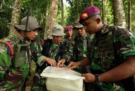 Các binh sỹ quân đội Indonesia hành quân tìm đến hiện trường vụ tai nạn thảm khốc