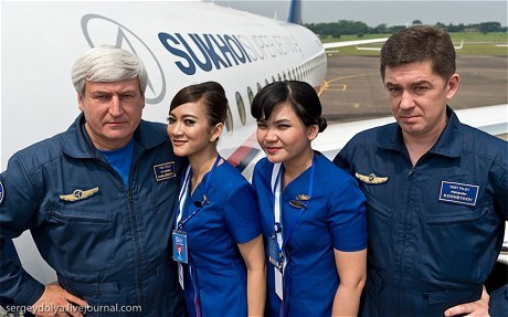 Phi công Alexander Yablontsev (trái) trước chuyến bay định mệnh tại Indonesia. Ông được đánh giá là một phi công lái máy bay thử nghiệm giỏi, giàu kinh nghiệm của hãng Sukhoi.