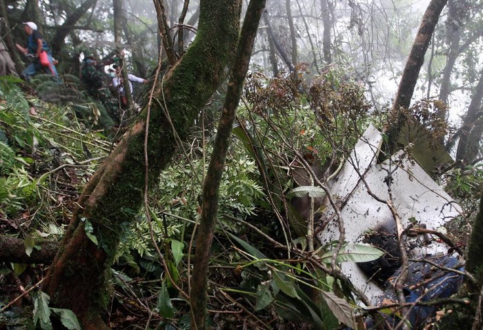 Mảnh vỡ của chiếc Sukhoi Superjet-100 bị rơi tại vùng núi Salak ở Bogor, Tây Java, Indonesia ngày 9/5. Ảnh Xinhua