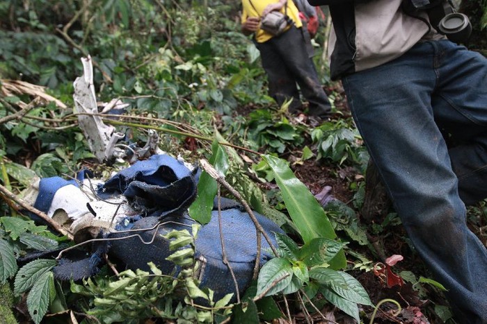 Mảnh vỡ của chiếc Sukhoi Superjet-100 bị rơi tại vùng núi Salak ở Bogor, Tây Java, Indonesia ngày 9/5. Ảnh Xinhua