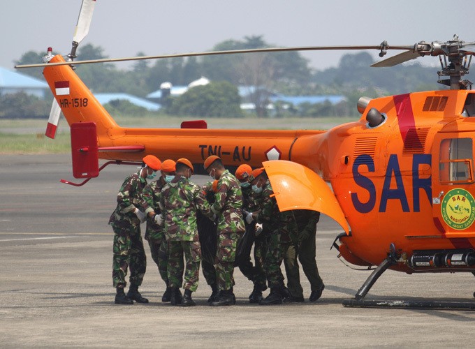 Nhân viên cứu hộ nhận thi thể nạn nhân tại sân bay ở Jakarta sáng ngày 12/5. Ảnh AP