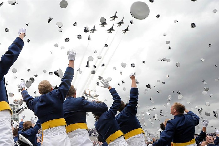 Học viên trường Học viện Không quân Mỹ tại Colorado Springs, Colorado ăn mừng trong lễ tốt nghiệp ngày 23/5.