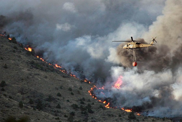 Nhân viên cứu hỏa dập lửa cháy rừng ở Gardnerville, Nevada ngày 22/5.