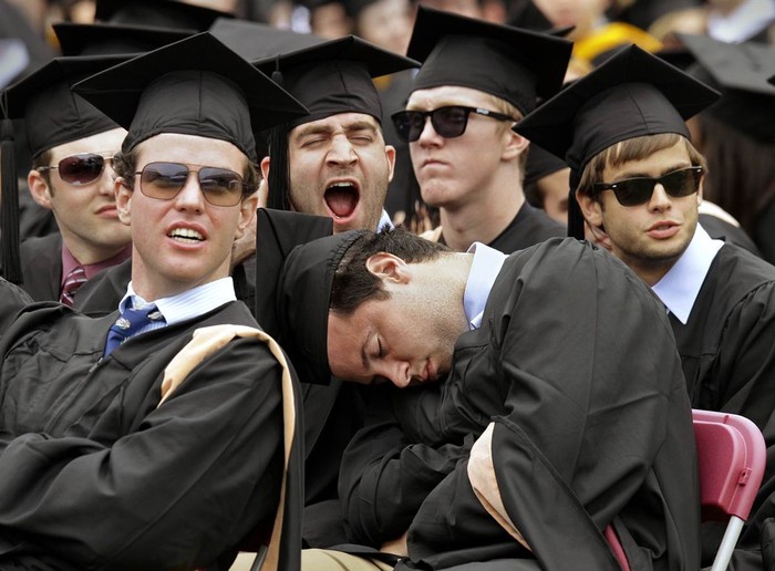 John Fiorenzo ngủ gật trong lễ trao bằng tốt nghiệp của trường Đại học Carrol tại Boston, Mỹ ngày 21/5.