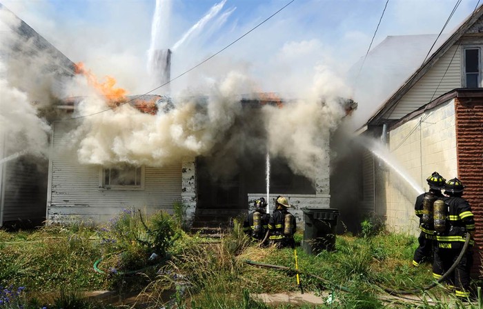 Các nhân viên cứu hỏa nỗ lực dập tắt đám cháy bùng phát tại một ngôi nhà bỏ hoang ở Owensboro (Mỹ) ngày 23/5.