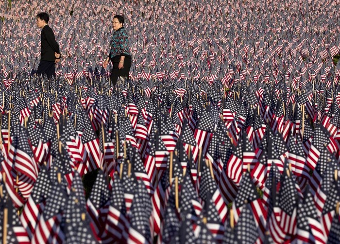 Người dân Boston đi bộ qua rừng cờ Mỹ ngày 23/5. 33.000 lá cờ đã được cắm trong nghĩa trang Memorial Day để tưởng niệm các binh sĩ thiệt mạng trong cuộc nội chiến.