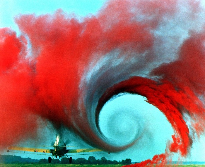 Một xoáy khí màu đỏ được tạo ra trong một cuộc thử nghiệm của NASA để đo lường ảnh hưởng của các xoáy không khí phía sau máy bay.