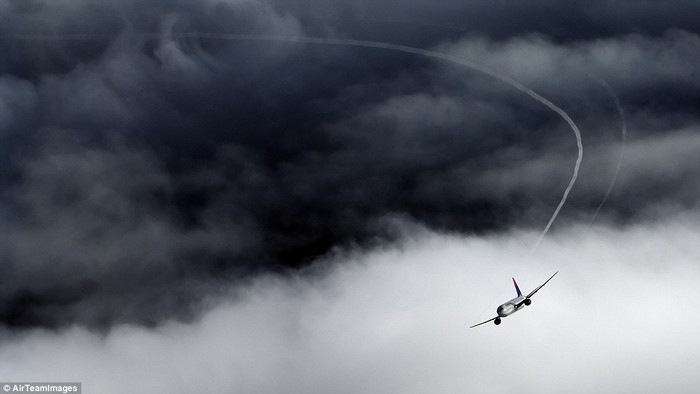 Hơi nước có thể lưu lại trong không khí một thời gian tạo ra hình ảnh của đường mòn máy bay trên không trung.
