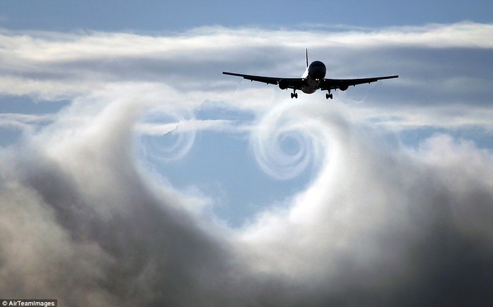 Chiếc Boeing 767 tạo ra một hình ảnh kỳ diệu khi bay qua các đám mây ở sân bay Gatwick.
