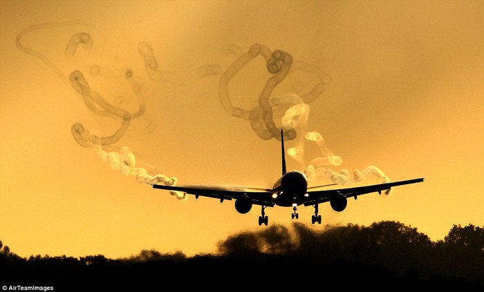 Các xoáy không khí được hình thành theo dấu vết di chuyển của máy bay trên bầu trời trong hoàng hôn.