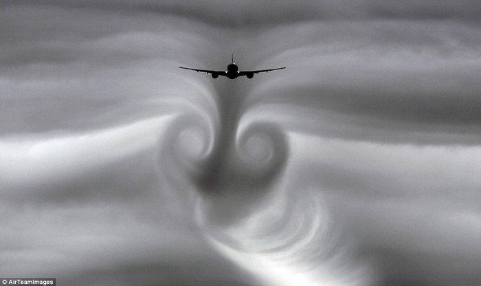 Một đường mòn xoáy được hình thành phía sau một chiếc máy bay